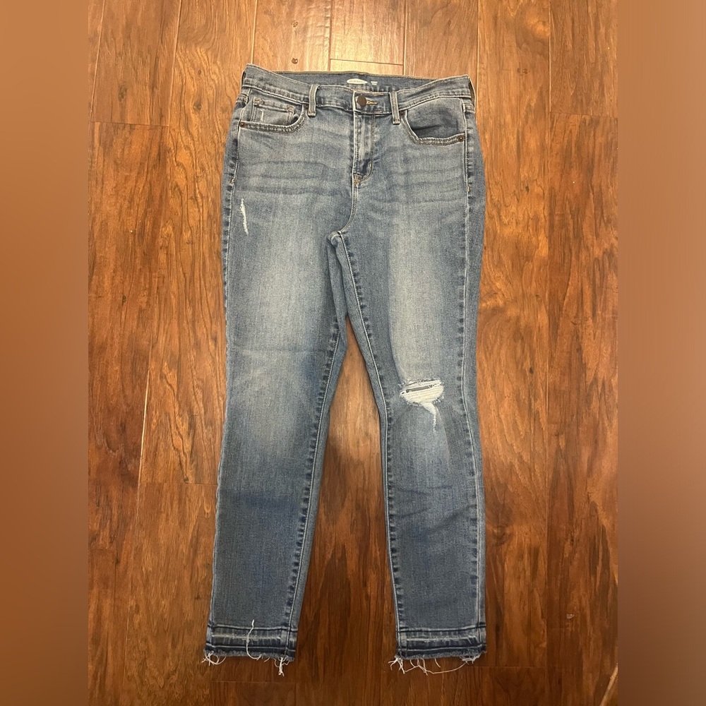 LIKE NEW Old Navy Curvy Skinny Distressed Jeans - Size 6